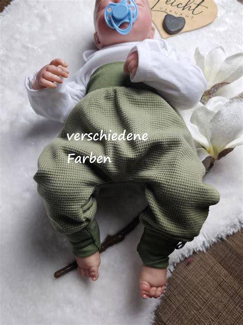 Nahaufnahme einer genähten Babyhose mit Bündchen.