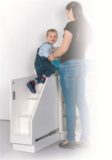 Ausziehbare Treppe für Wickelkommode, die das selbstständige Erklimmen durch Kleinkinder ermöglicht