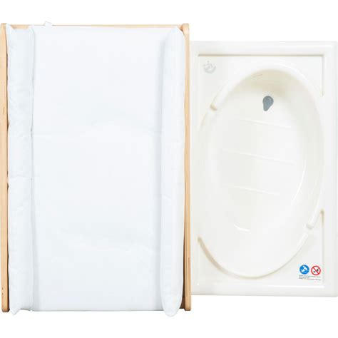 Detailansicht der integrierten Badewanne mit Abflussschlauch und seitlich heruntergeklappter Wickelauflage