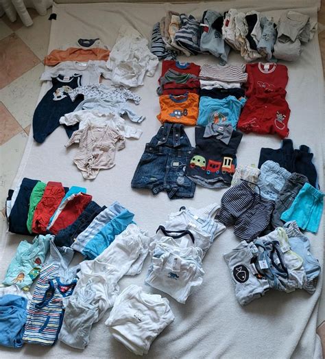 Schema mit verschiedenen Bezugsquellen für gebrauchte Babykleidung: Flohmarkt, Online-Shops, Bekannte, Second-Hand-Läden.