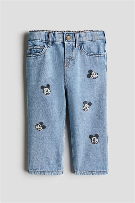 Ein Beispiel für eine Levi's Jeans mit Micky Maus Patches.