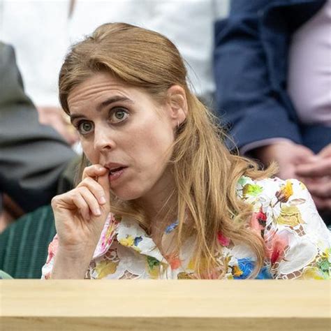 Porträt von Prinzessin Beatrice, die während ihrer Schwangerschaft sorgenvoll blickt