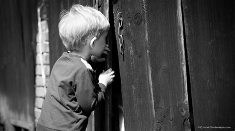 Ein Kind blickt neugierig auf den Herd.