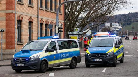 Aufnahme eines Polizeieinsatzwagens vor einem Wohnhaus
