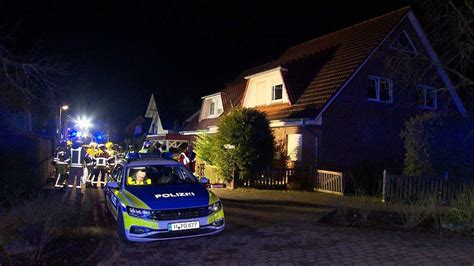 Symbolbild: Ein Polizeiauto vor einem Haus, das die polizeiliche Intervention darstellt