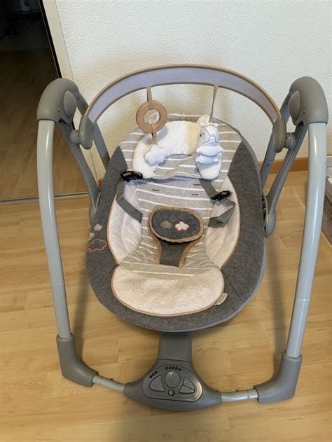 Babyschaukel in Gebrauch mit einem entspannten Baby