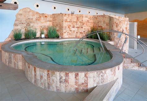 Detailaufnahme eines Thermalbeckens im Jordanbad Biberach mit Massagedüsen