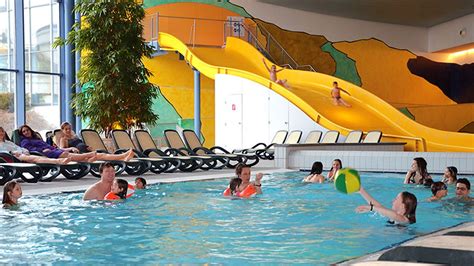 Familie mit Kindern auf einer Rutsche im Familienbad des Jordanbad Biberach