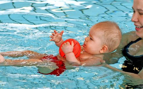 Eltern mit Babys beim Babyschwimmen im Jordanbad Biberach
