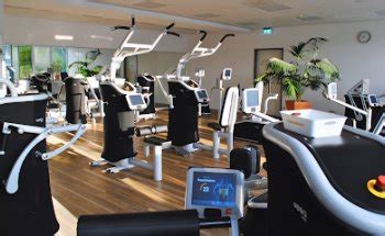 Moderne Trainingsgeräte im Gesundheitszentrum 