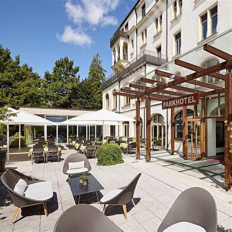 Außenansicht des Dorint Parkhotel Jordanbad Biberach mit Terrasse