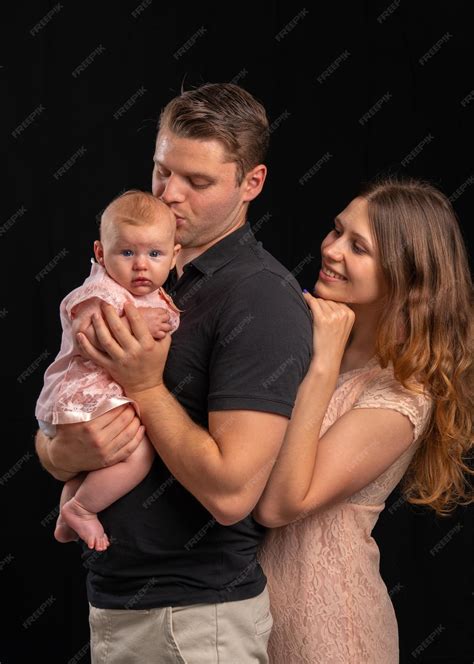 Foto von Sabine Balster lächelnd mit einem Baby auf dem Arm