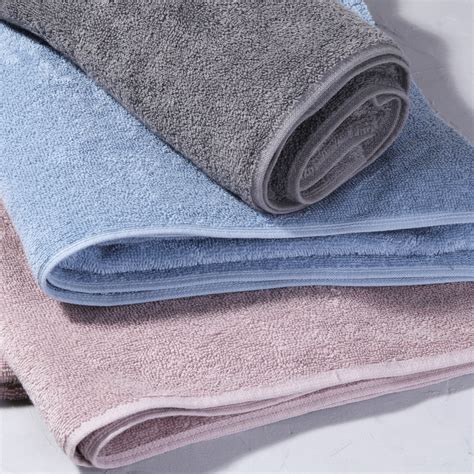 Detailaufnahme verschiedener Wickelauflagen-Materialien: Baumwolle, Frottee, Kunststoff.