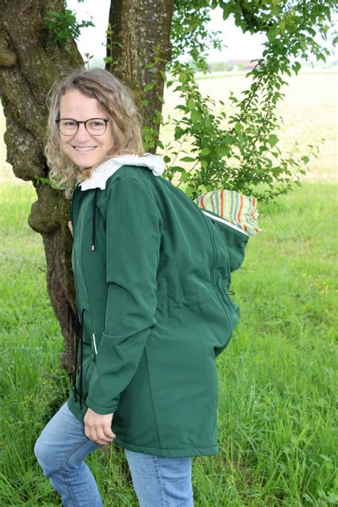 Viva la Mama Trageparka in Pflaume mit Kind im Trageeinsatz.