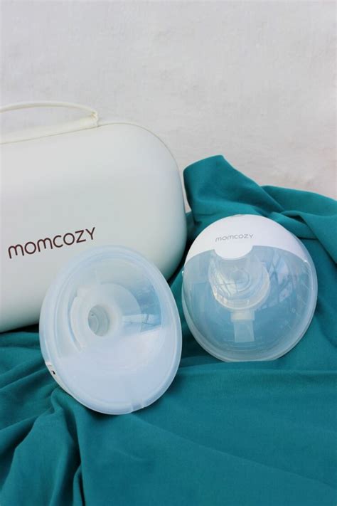 Illustration einer Mutter, die unauffällig die Momcozy M5 Milchpumpe im BH trägt, während sie mit ihrem Baby interagiert