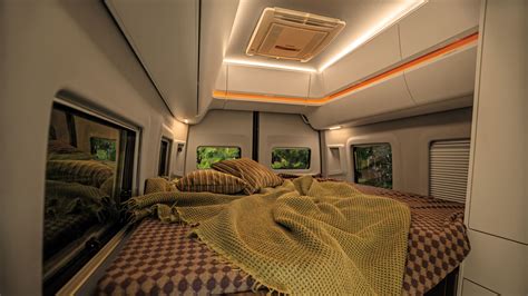 Illustration eines Wohnmobils mit einem erhöhten Bett, das mit einem Sicherheitsnetz gesichert ist.