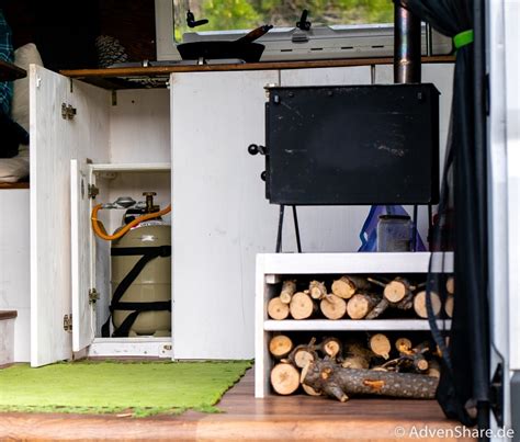 Detailaufnahme der Befestigungspunkte eines selbstgebauten Rausfallschutzes im Wohnmobil.