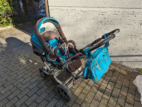 Ein restaurierter Hartan Kinderwagen mit stilvollen Lederaccessoires.