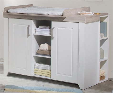 Darstellung der roba Wickelkommode 'Felicia' im Babyzimmer mit Wickelauflage und Kind.