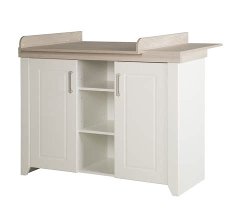 Detailaufnahme der Holzmaserung und der Metallgriffe der Wickelkommode 'Felicia'.