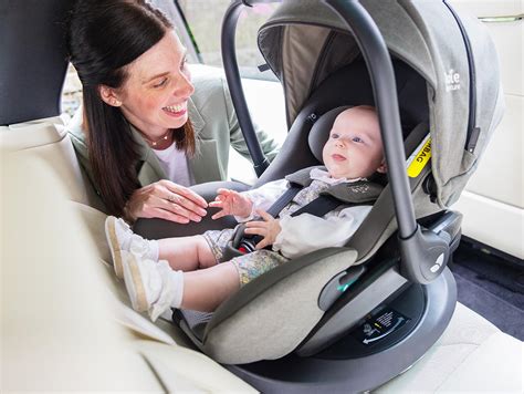 Schema zur Befestigung der Babyschale im Auto mit dem Sicherheitsgurt