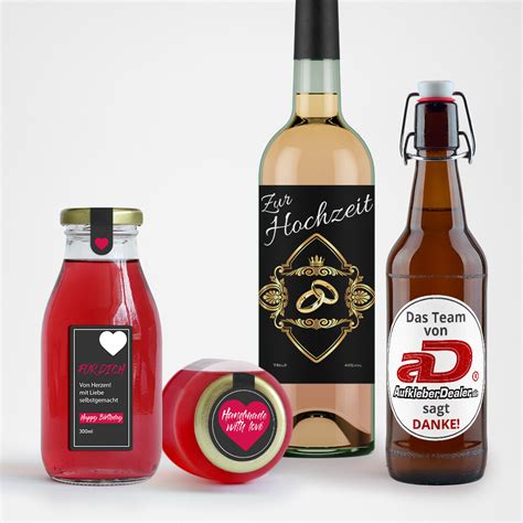 Schritt-für-Schritt-Anleitung zur Gestaltung und Anbringung von personalisierten Flaschenetiketten auf Weinflaschen.