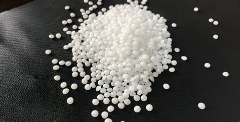 Handwerkliche Herstellung von Pom Pom Kinderschuhen mit natürlichen Materialien