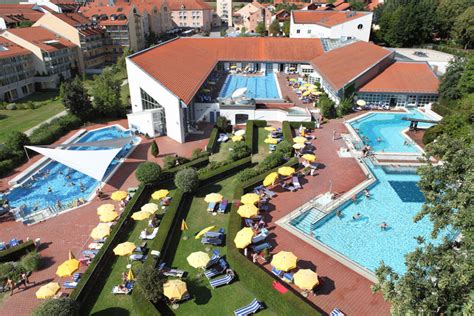 Innenansicht der Therme Bad Griesbach mit verschiedenen Pools und entspannter Atmosphäre.