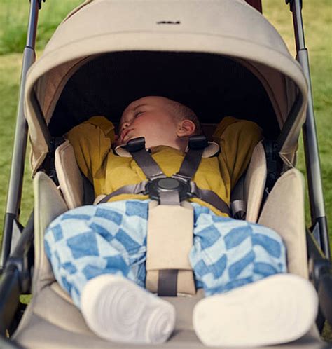 Nahaufnahme der Tencel™-Lyocell Matratze in der Babywanne eines Joolz Day5 Kinderwagens.