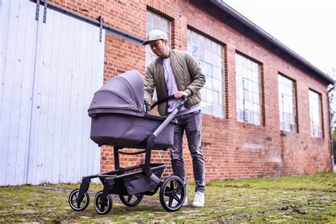 Eine Familie genießt einen Spaziergang mit dem Joolz Day5 Kinderwagen in Stone Grey.