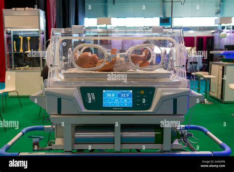 Ein moderner Inkubator mit Beatmungsgeräten