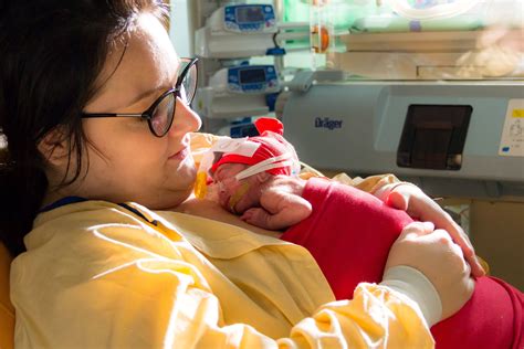 Ein Vater praktiziert Känguruhen mit seinem Frühchen
