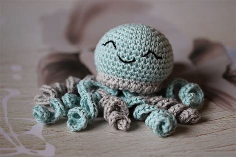 Gehäkelter Oktopus im Inkubator eines Frühchens