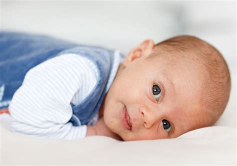 Infografik, die die normalen und fiebrigen Temperaturbereiche für Säuglinge und Kleinkinder darstellt.