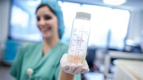 Wissenschaftliche Mitarbeiterin füllt Muttermilch in ein Fläschchen