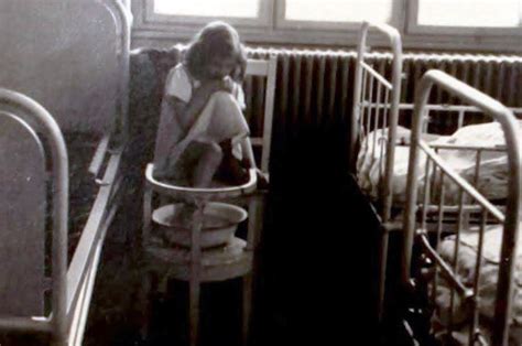 Ein Baby wird gewogen, Säuglingsstation Gagernstr. 36