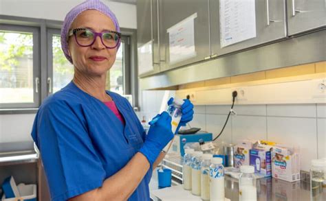 Schwester Ina kontrolliert gespendete Muttermilch