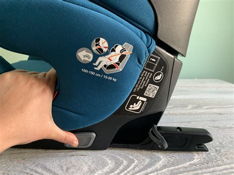 Detailansicht der Isofix-Haken im Auto und der Rastarme des Kindersitzes