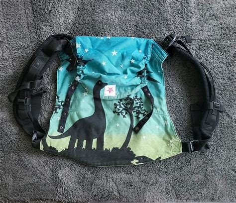 Schemazeichnung des Kokadi Onbu, das das Fehlen des Hüftgurts hervorhebt