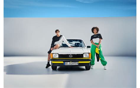 Collage aus verschiedenen Opel Lifestyle Produkten: Kleidung, Accessoires, Spielzeug