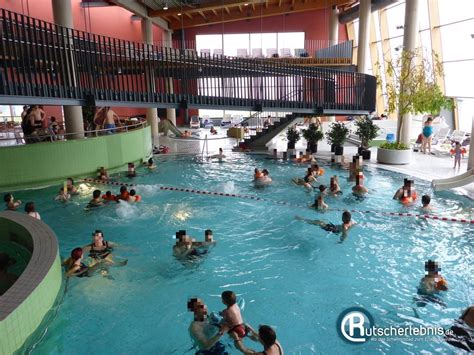 Panorama des Erlebnisbades Merzig mit verschiedenen Becken und Grünflächen