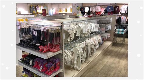 Luftaufnahme des BabyOne Geschäfts in Dreieich mit Parkplätzen vor dem Gebäude