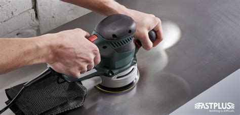 Schleifen einer Metalloberfläche mit Schleifpapier