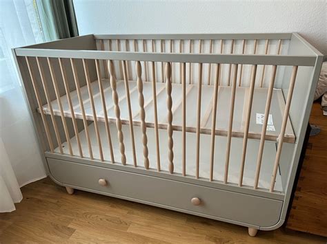Babybett wird neu lackiert