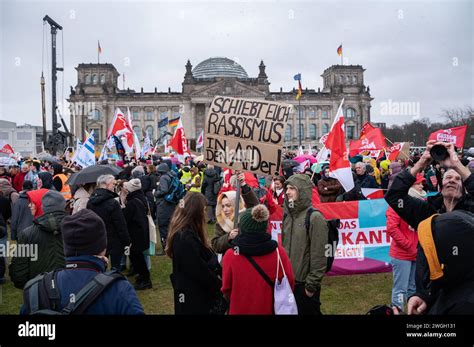 Demonstration gegen Rechtsextremismus in Berlin mit vielen Teilnehmern