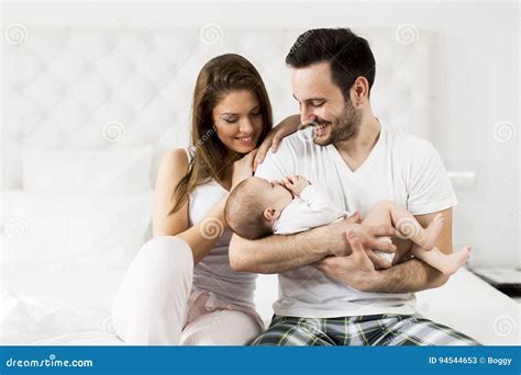 Familie mit Neugeborenem im Zimmer der Villa Menge