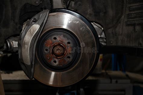 Nahaufnahme der schwenkbaren Doppel-Vorderräder und des Bremssystems