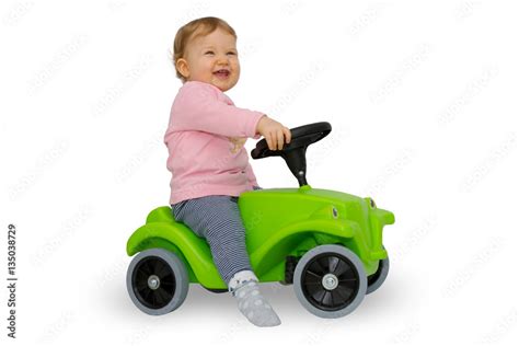 Kleinkind auf einem Bobbycar