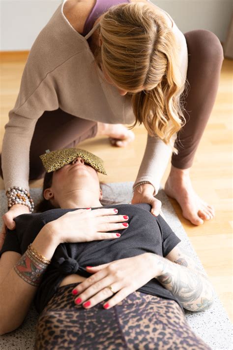 Eine Frau in entspannter Haltung während einer Geburtsvorbereitungsübung