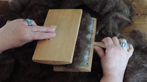 Schritte der Hundehaarverarbeitung: Kardieren, Spinnen und Zwirnen, Waschen und Aufwickeln auf Knäuel